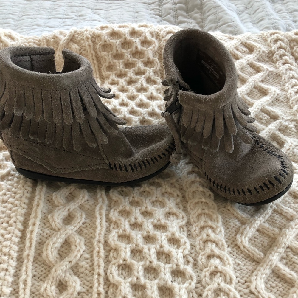 Minnetonka fringe boots like new condition